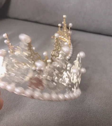皇冠一大一小，珍珠皇冠，钻石皇冠，一个金色...