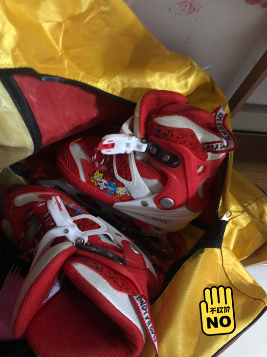 最小码的儿童滑轮鞋，有全套护具头盔，还有袋...