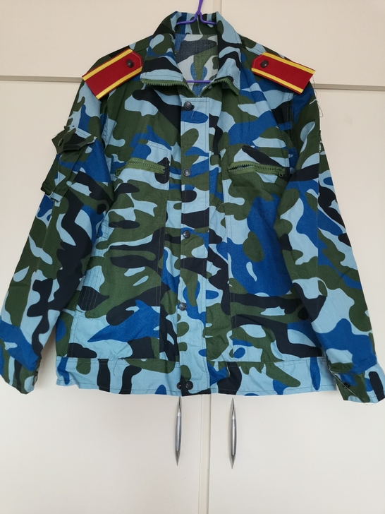 迷彩服一套，上衣的肩牌可摘下来，套装帽子鞋...