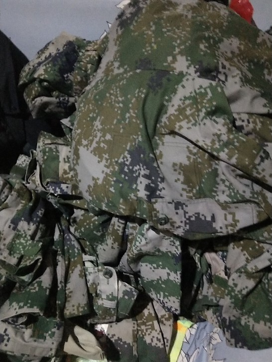二手迷彩服，不能穿的，不挑号25一套，能穿...