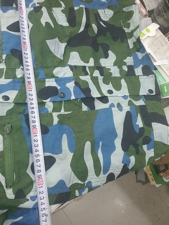 军训结束出售迷彩上衣，胸围是55厘米衣服长...