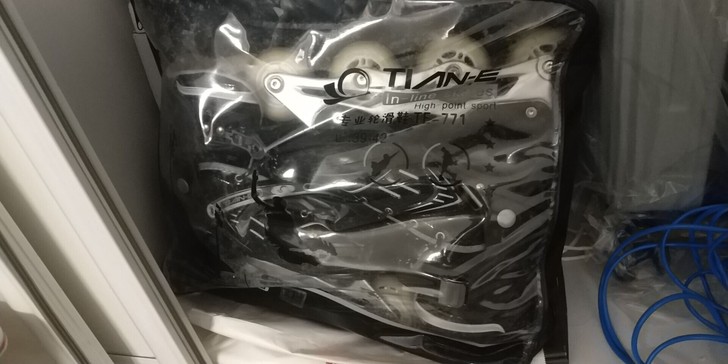 轮滑鞋滑冰鞋,买来时练过一会,一直闲置两年...