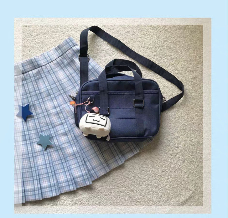 一家制服店   鹭岛格裙xs45，有平角领结