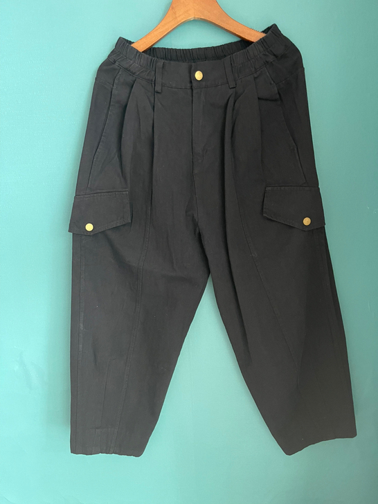 黑色9分休闲裤 松紧腰围 两侧有兜 全新吊...