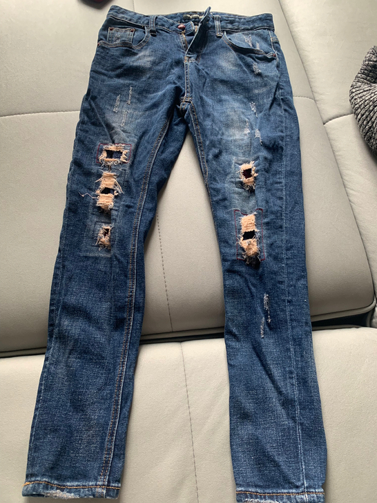 25码休闲破洞牛仔裤，新旧程度 ：六成新，...