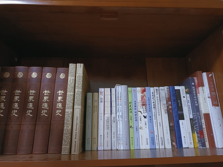 搬家清书柜，特价卖！！！鲁迅林清玄纳兰容若...