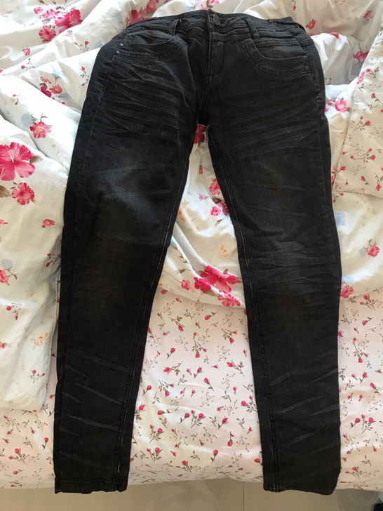 黑灰色牛仔裤,质量特别好,忘记是什么牌子的...