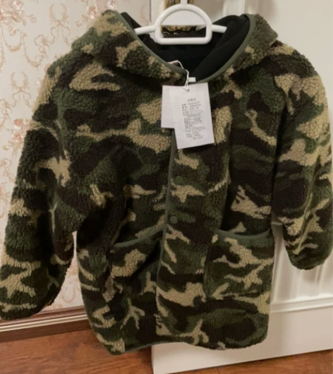 木瓜汁皮毛一体绿色迷彩服，140尺码，绒质...
