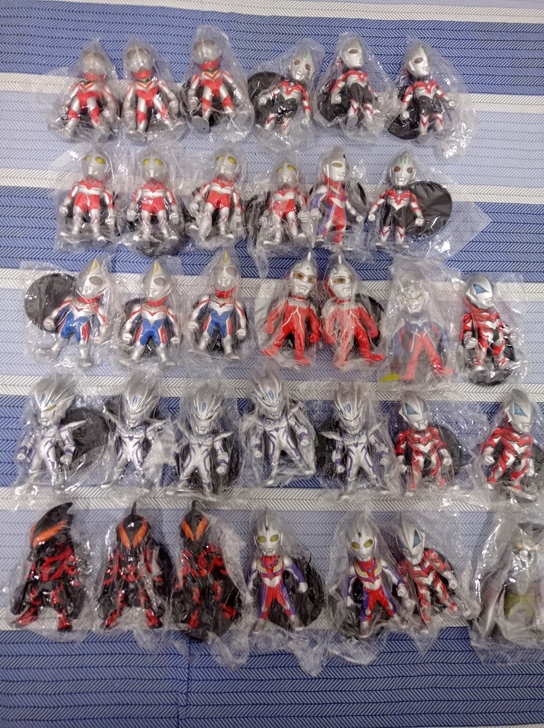 奥特曼软胶手办模型。材质实心软胶，头部，胳...