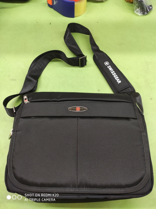 军刀单肩包，采用防水面料，加密裡布，做工精...