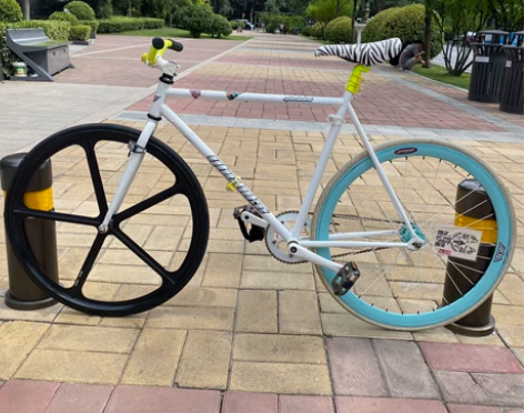 卖一辆5刀死飞 当时买的2800 5刀50...