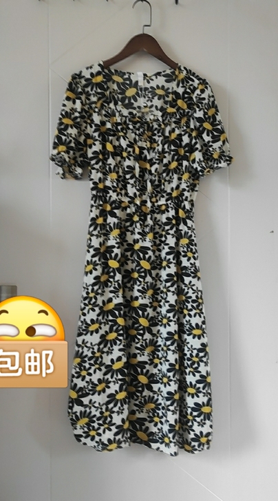 清货。印花连衣裙。面料舒服有垂度。高腰设计...