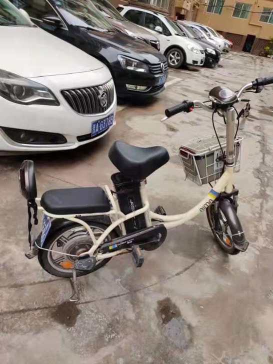 爱玛电动自行车 锂电池 满电能跑二十多公里...
