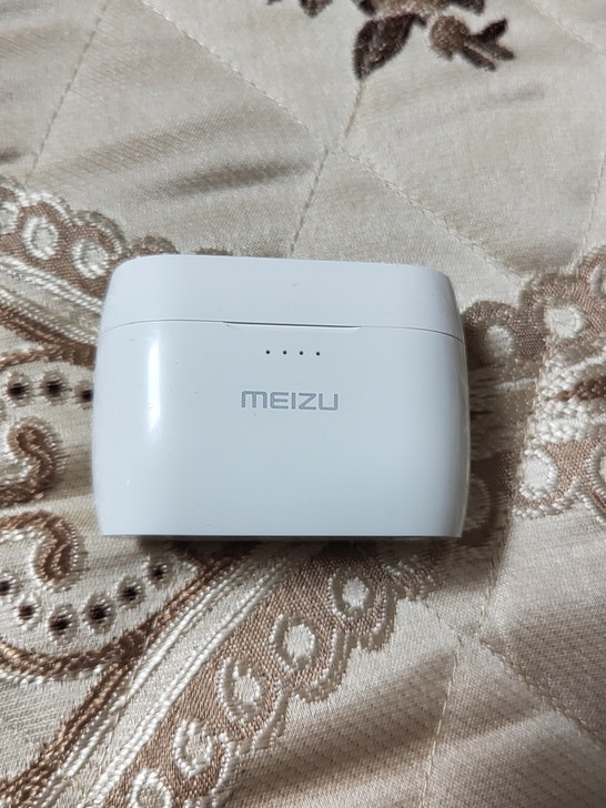 魅族手耳机，有一点划痕，愿意的来