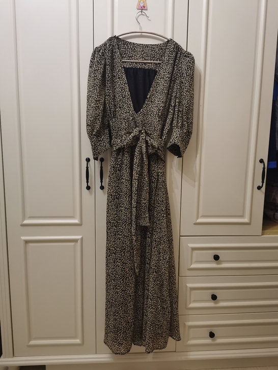朋友的衣服，全新，抖音娜姐服装店买的，全新...