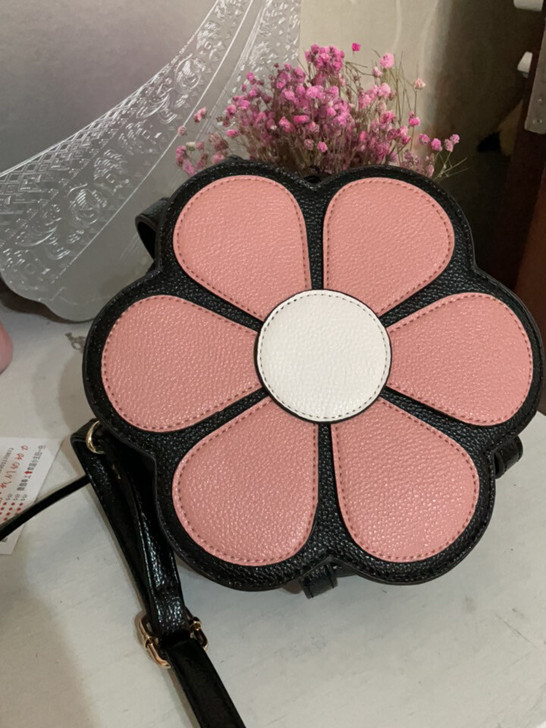花朵包包，购于线下商城门店，三层，很能装，...