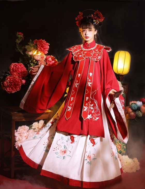 玉术家的明制花嫁汉服仅隔衣试过，送云肩，盒...