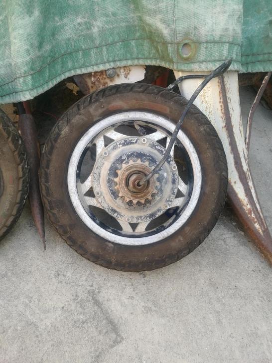 一套爱玛电动车拆车12寸电机，前后轮胎几乎...