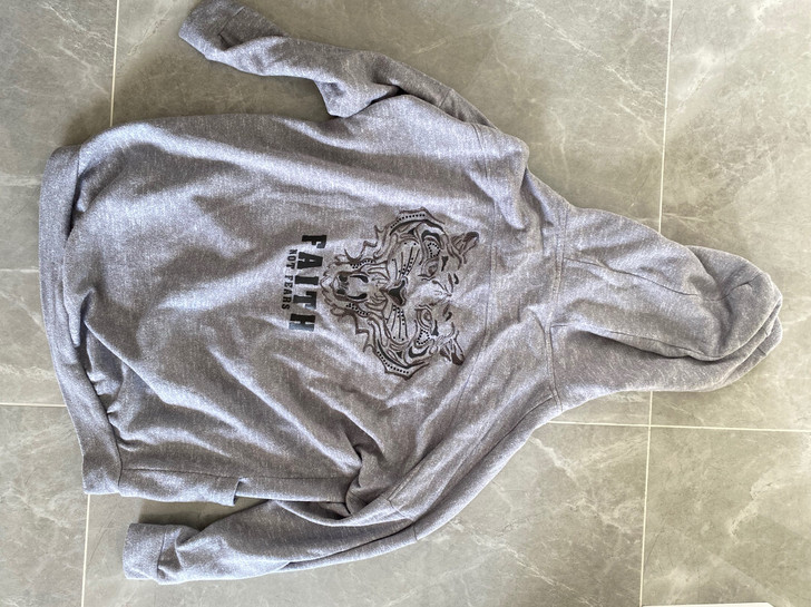 卫衣一件。男女同款。男L，女XL。