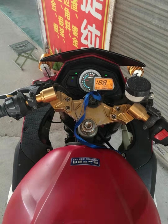 摩托跑车八成新