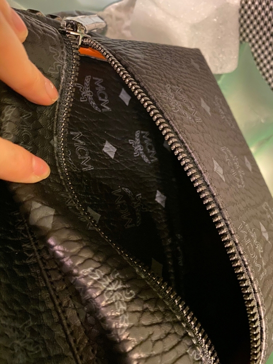 mcm铆钉双肩包黑色真皮限量包包男女同款专...