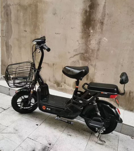 证件齐全，九成新二手品牌电动车，雅迪爱玛台...