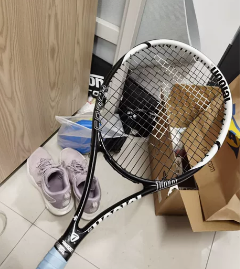 天龙网球牌 握把新缠的。