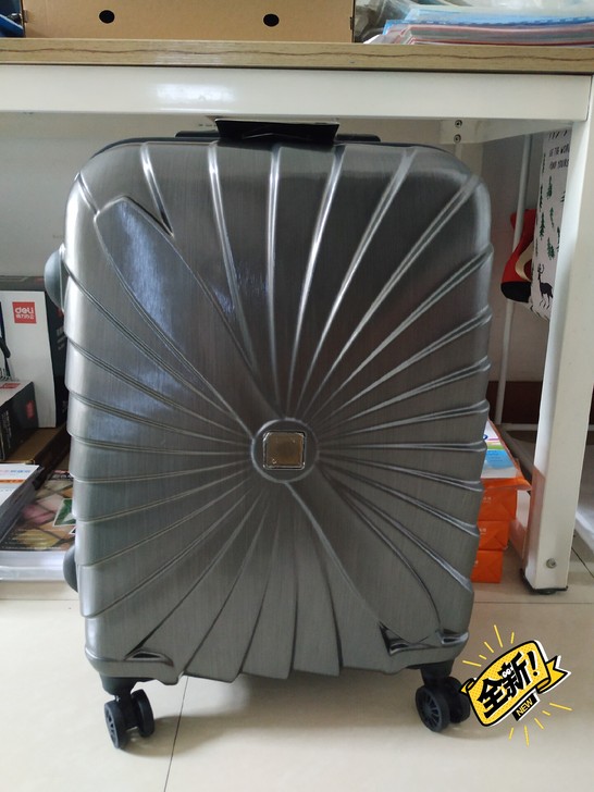 全新TITAN旅行箱，银行活动礼品，吊牌齐...