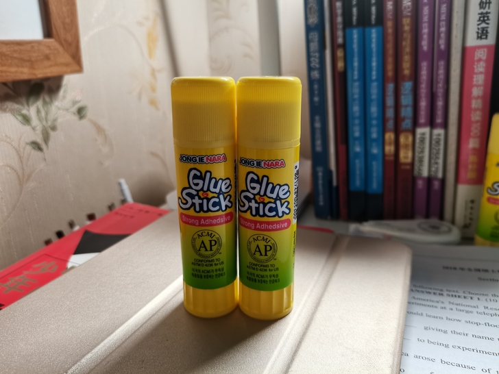 固体胶两支，全新