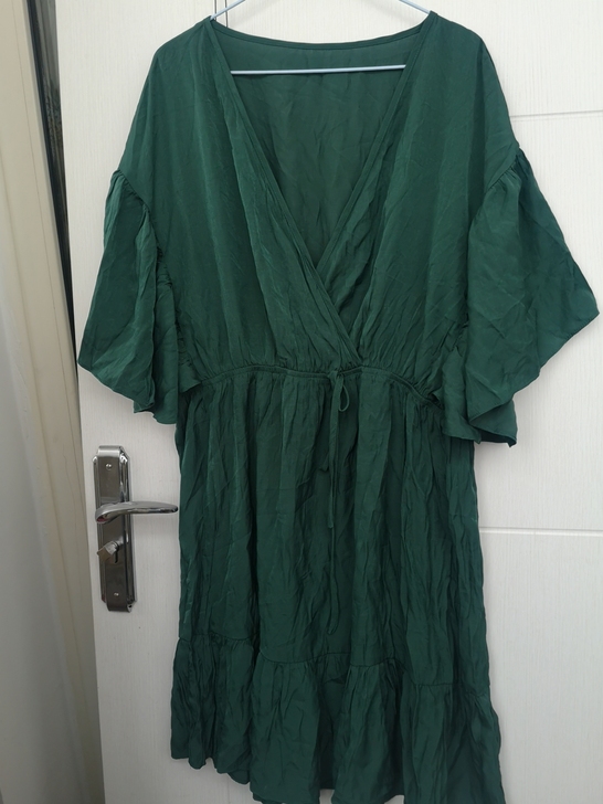 墨绿色荷叶边连衣裙