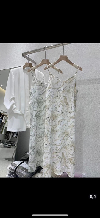 法式吊带裙设计感小众外穿气质修身v领，西装...