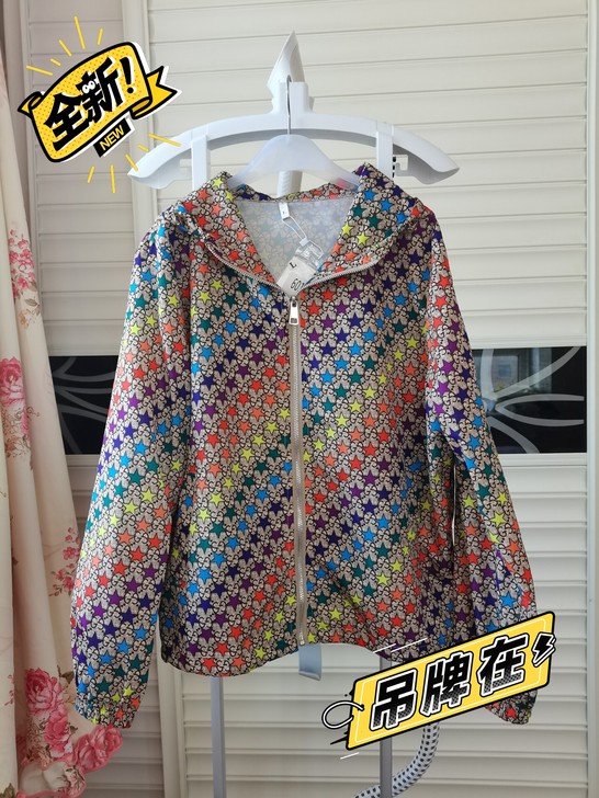 全新！外套！可当防晒可当外套！底边和帽子都...