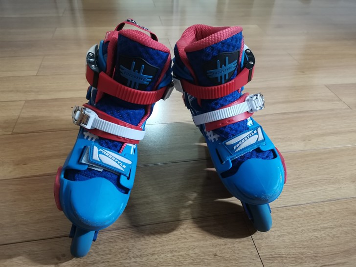 孩子长大了，轮滑鞋闲置，转卖，300元包邮...