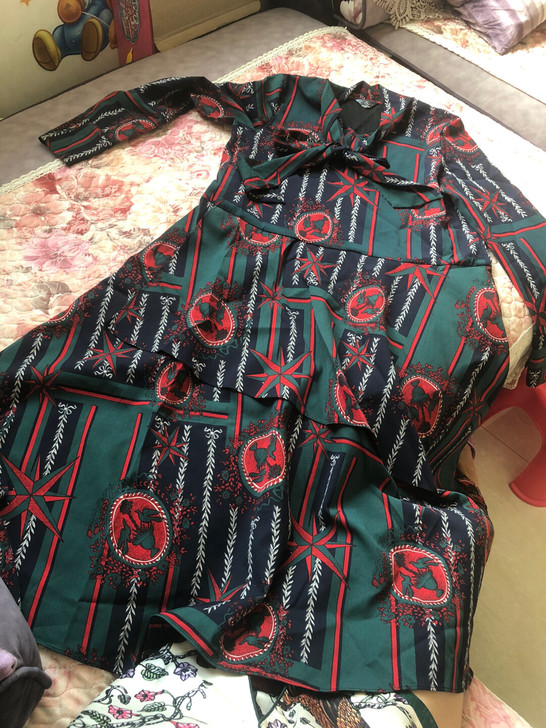 裙子是长裙，基本快到脚腕处。