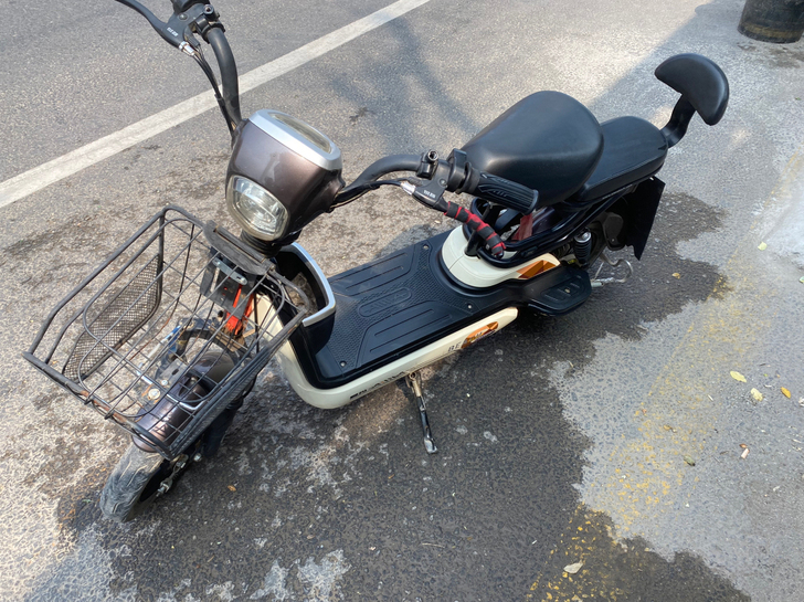 爱玛 60v20 大电池 跑四十公里+。精...