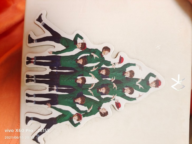 EXO十二月的奇迹专辑正版，新华书店购入。