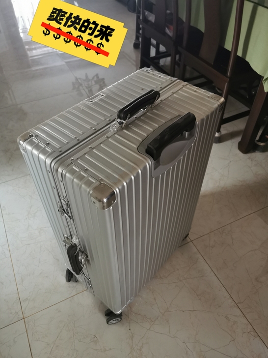 超大容量一个搞定旅行装备,颜色高大尚,九成新