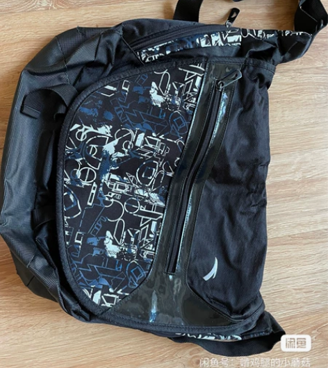 安踏斜挎包 底部(不是布料的)有小磨损20...