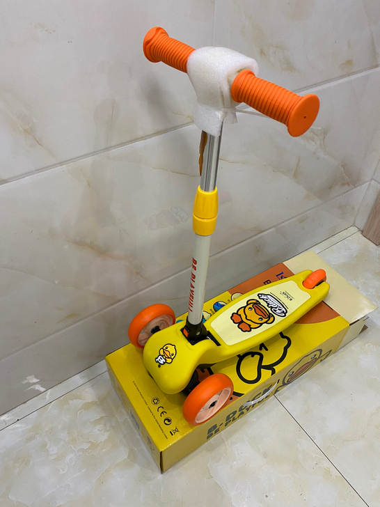 全新B.Duck小黄鸭儿童滑板车闪光可折叠...