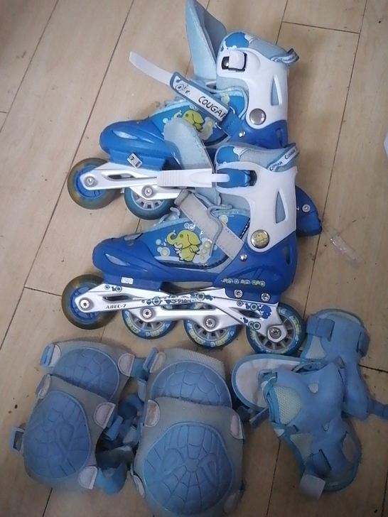 家中闲置，儿童轮滑全套，成色8-9成新，适...