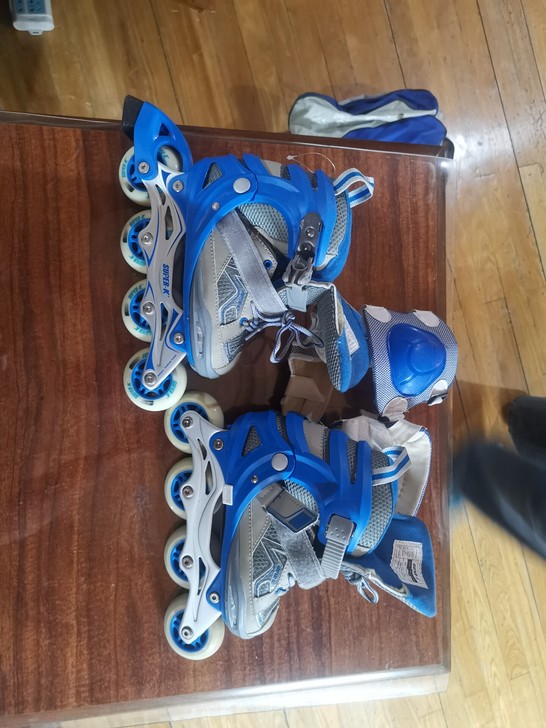 轮滑鞋，几乎全新，码数见图，