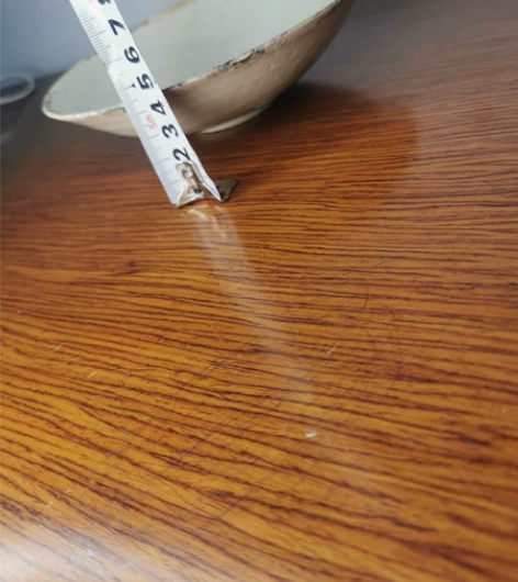 宋双鱼碗，口沿因覆烧形成较宽的芒口，斜腹壁...