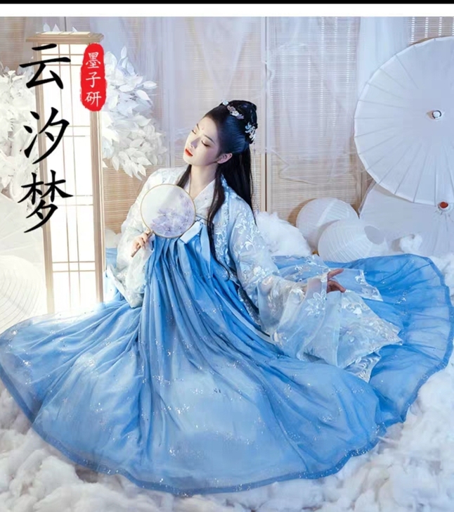 压箱底的襦裙，显胖都没穿出去过。仅试穿。是...