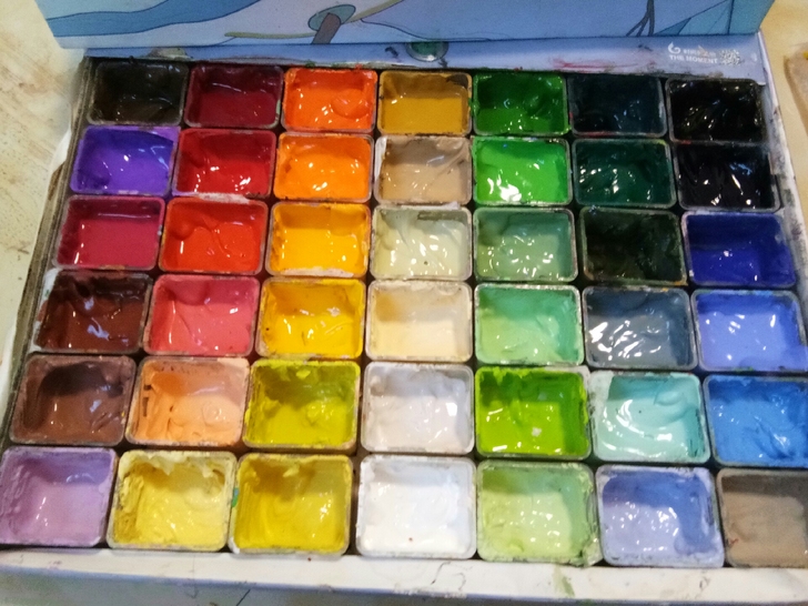 没有用完的水粉颜料