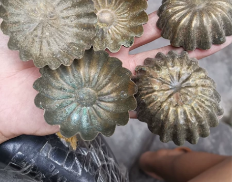 旧铜小碟子6个、很薄的那种、花朵造型，宽6...