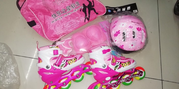 不干了,不干了。亏本处理溜冰鞋。PVC全闪...
