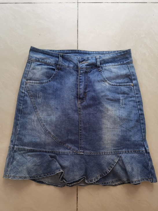 半身裙短裙L码，水洗过一次，照片可以看出很...