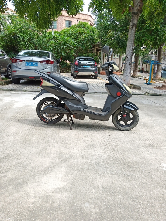 爱玛电动车，同事工作调动代售，一切功能正常...