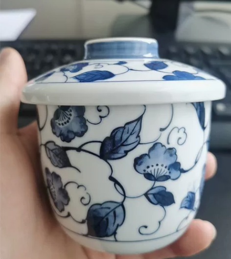 青花手绘缠枝莲盖杯，画工不错，釉面很润，大...