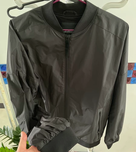 杰克琼的男士外套，面料有点防水那种，胸围大...